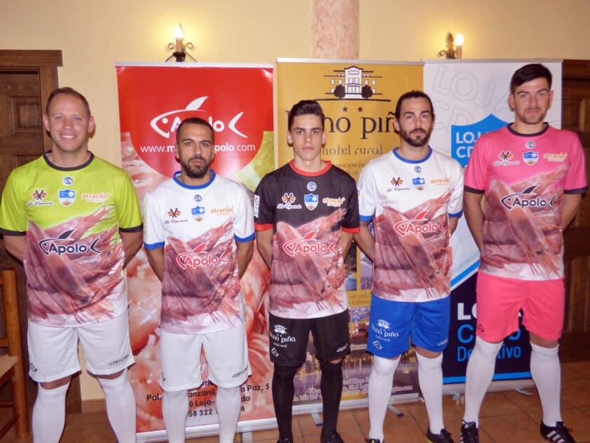 Los Jugadores Del Loja Posan Con Las Nuevas Camisetas, Con La Imagen Del Langostino De Apolo