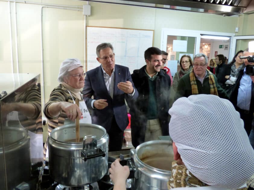 Javier Senent Conversa En La Cocina Del Centro Con Las Voluntarias De La Ong. A. M.