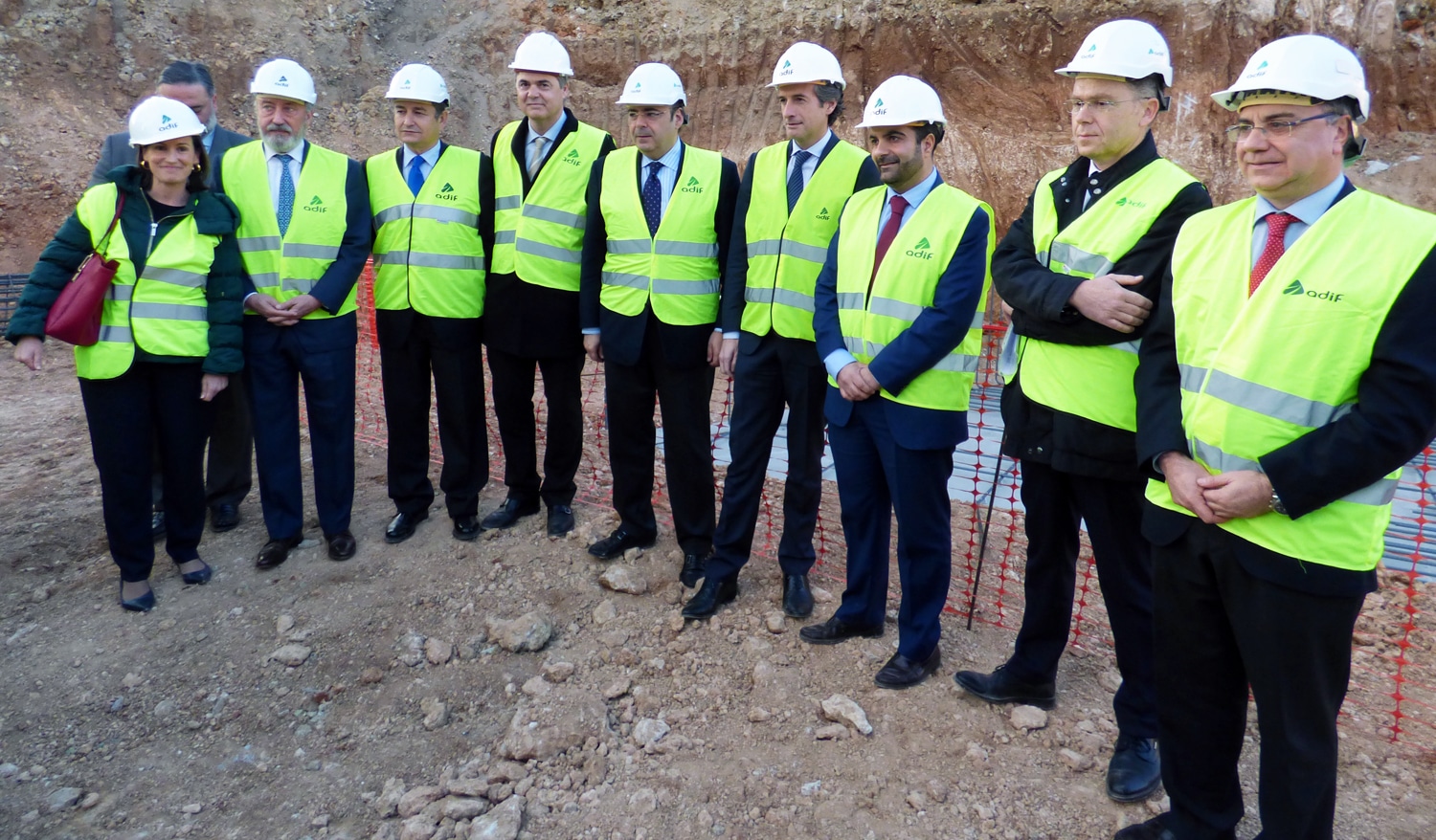 De La Serna Durante La Visita, Junto Al Alcalde De Loja Y Distintos Políticos Andaluces Y Provincial