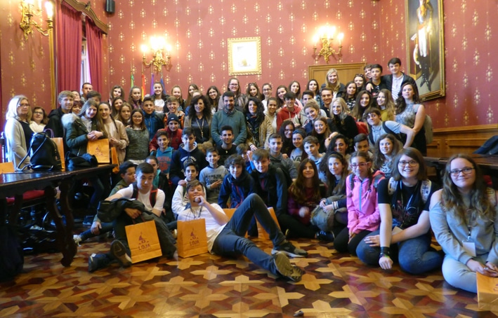 Alumnos Ingleses Y Españoles, Junto A Sus Profesoras Y A Los Representantes Municipales.