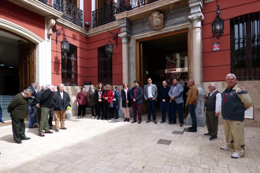 Ciudadanos Y Autoridades Se Concentraron A Las Puertas Del Consistorio. Foto: Calma