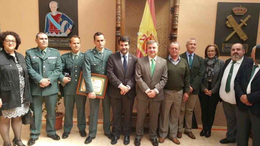 Los Dos Guardias Civiles Reconocidos Junto A Miembros De Habecu Y El Equipo De Gobierno De Loja.