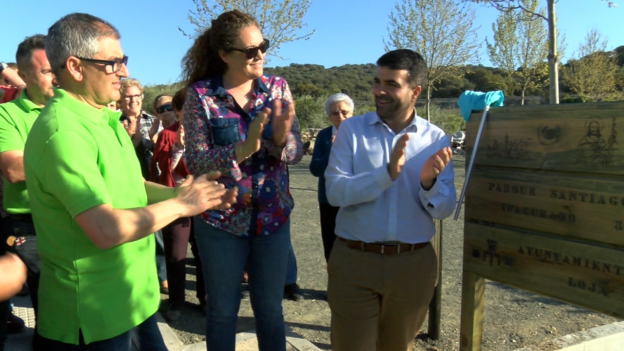 Momento Del Descubrimiento De La Placa Del Nuevo Parque 'santiago Apóstol'