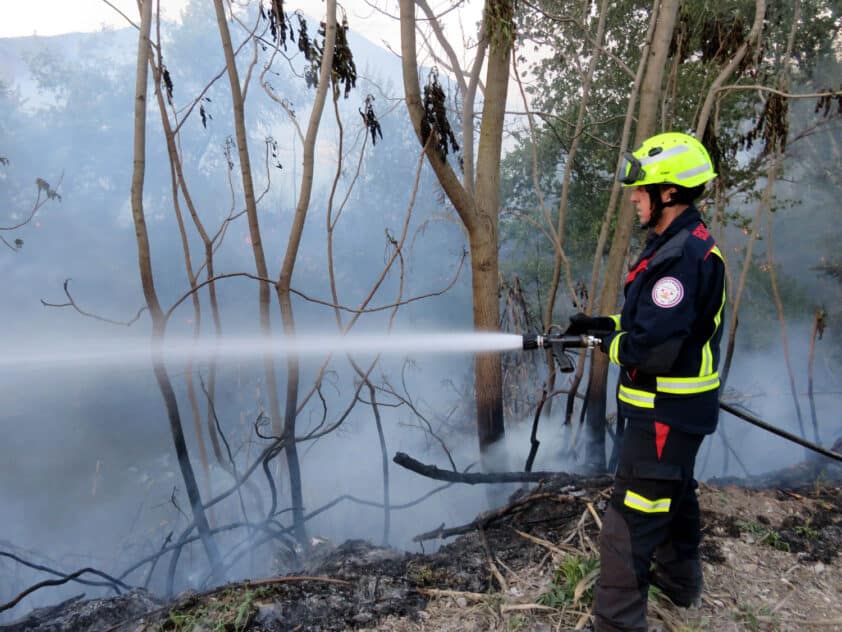 Un Bombero Trabajando En Las Labores De Extinción Del Fuego, En La Ribera Del Río Genil