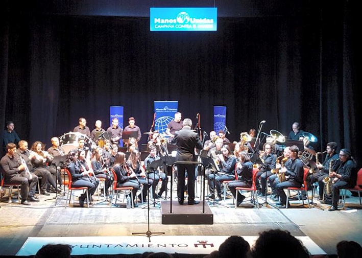 La Banda Amigos De La Música En Plena Actuación Bajo La Dirección De Enrique Peso.