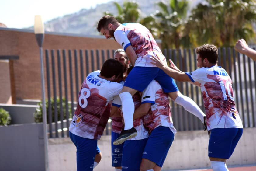 Los Jugadores Del Loja Celebran Uno De Los Goles En El Partido De Esta Mañana.