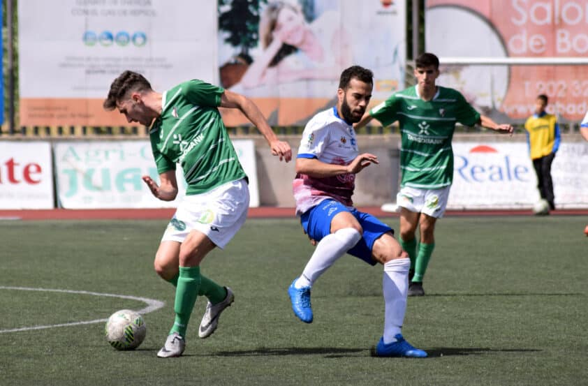 Choco Y Un Jugador Del Huétor Vega Disputan El Balón En El Choque De Esta Mañana.