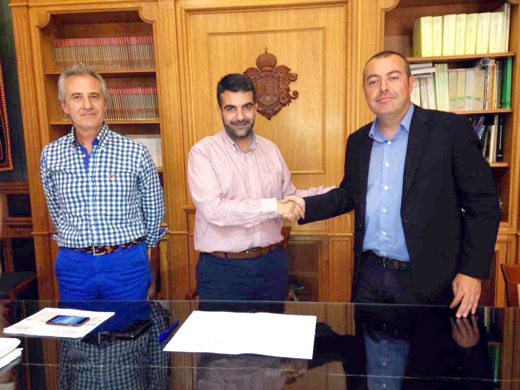 Barea, Camacho Y Madero Durante La Firma Del Contrato. M. C. Calmaestra.