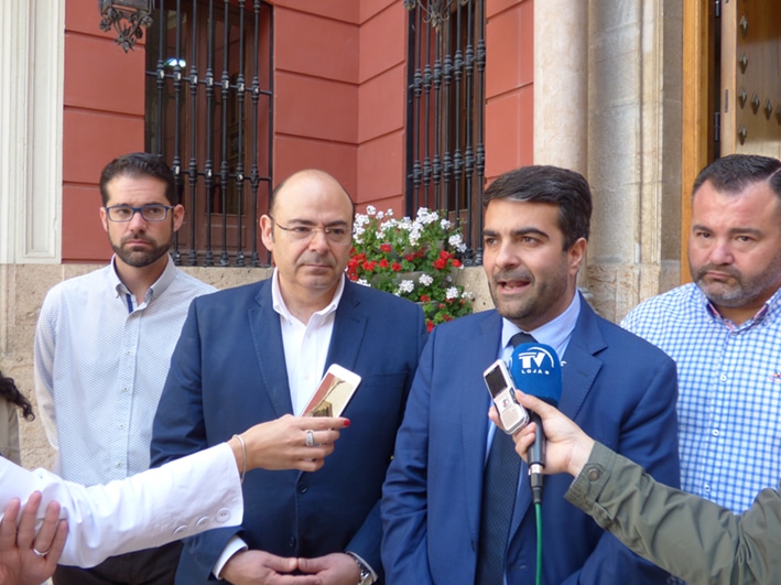 Sebastián Pérez Junto Al Alcalde Joaquín Camacho Han Ofrecido Una Rueda De Prensa En La Puerta Del A