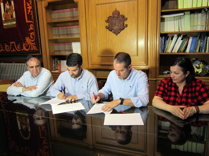 Joaquín Camacho Y José Manuel Ramos Firman El Documento Ante José A. Gómez Y Susana Gámiz