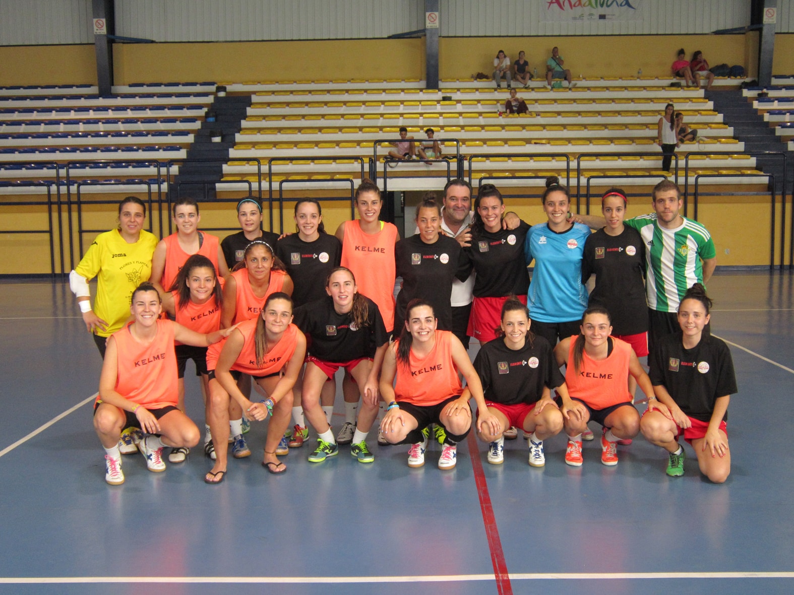 Los Dos Equipos Finalistas Posan Antes De Comenzar El último Encuentro Del Torneo