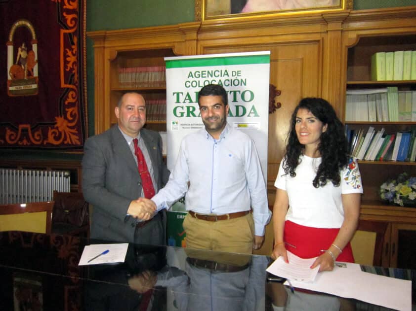 Antonio López, Joaquín Camacho Y Paloma Gallego Durante La Firma Del Contrato. M.c.c.