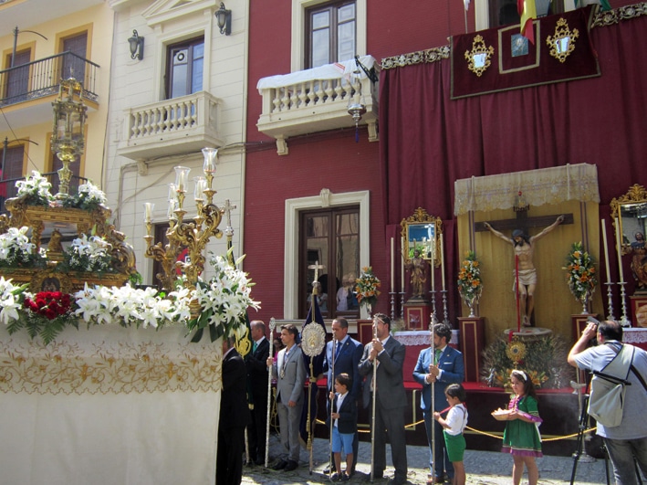 La Sagrada Custodia Ante El Altar Instalado En La Fachada Del Casino. Foto: J.m.j.