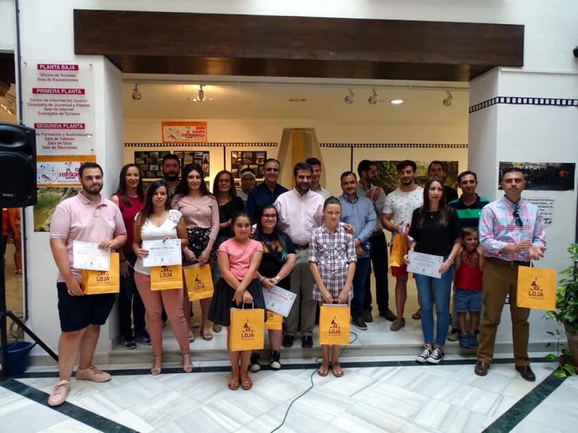 Los Premiados En La Cacería Fotográfica Junto A Las Autoridades Y Patrocinadores. J. Águila.