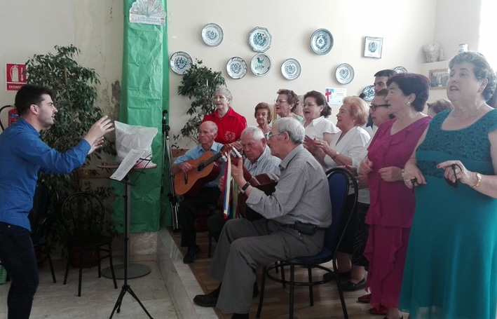 Al Coro Y Grupo Musical Del Cpa De San Francisco Se Unieron El Alcalde Y La Concejala.