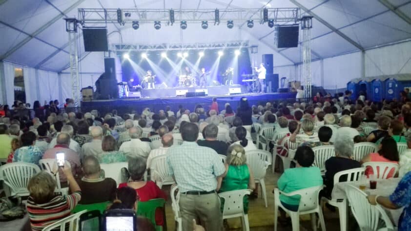 La Caseta Municipal A Rebosar En La Noche De Copla