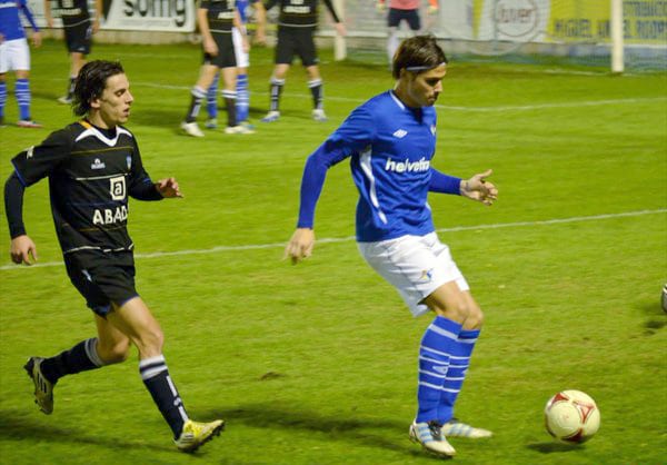 Lolo Armario En Un Partido Con El Écija, Disputa El Balón Con David Gámiz Contra El Loja.