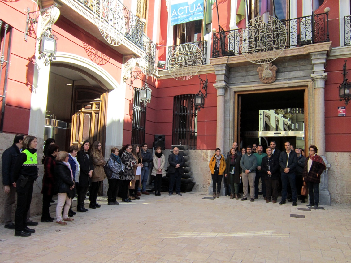 Autoridades Y Público Asistente, En La Lectura Del Manifiesto Del 25n. Foto: Calma