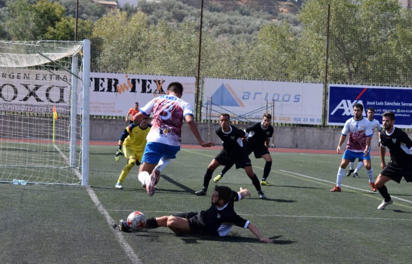 Una Acción Del Partido De Esta Mañana Entre El Loja Y El Torremolinos.