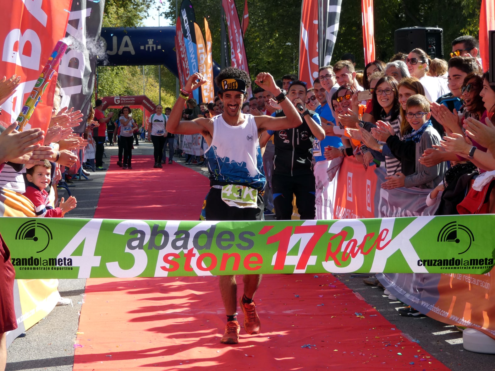 Zaid Ait Celebra Su Triunfo En La Línea De Meta Tras Ganar La Maratón. Foto: Paco Castillo