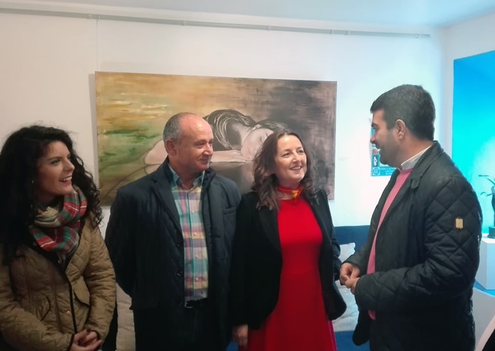 La Artista Conversa Con El Alcalde, La Concejal De Turismo Y El Pedáneo En La Galería.