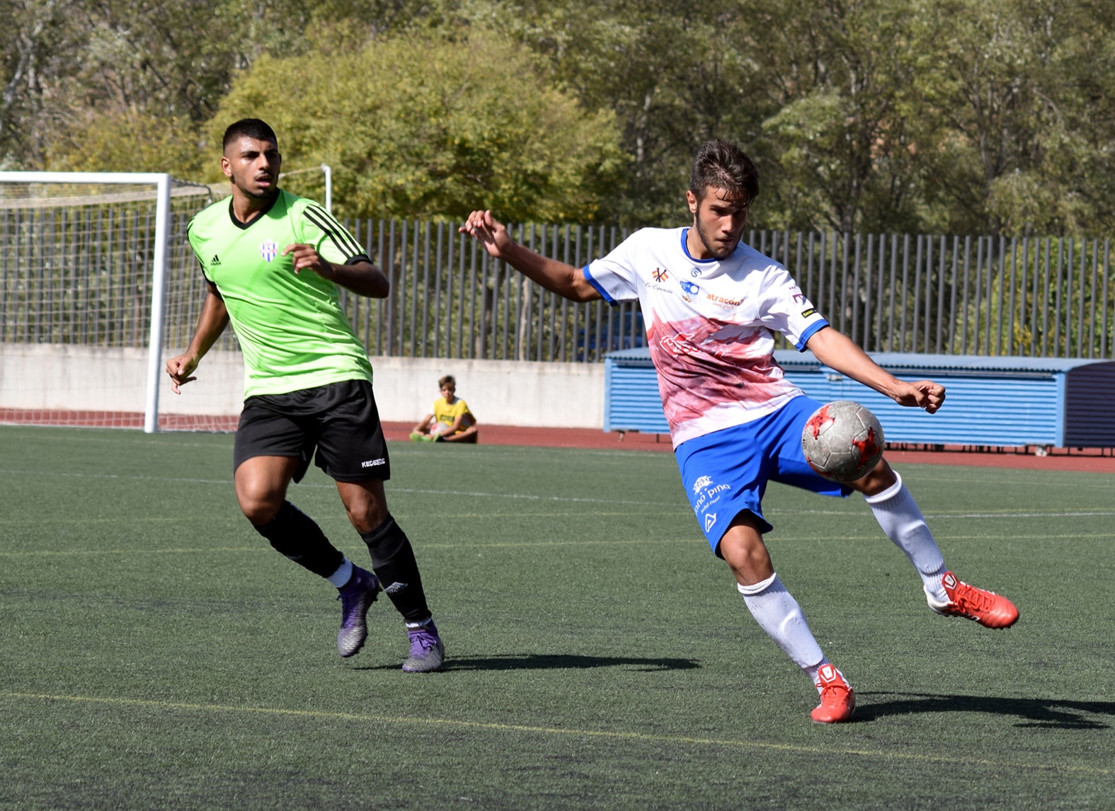 Álex Romero Golpea El Balón En El Partido Del Pasado Domingo Ante El Vélez.