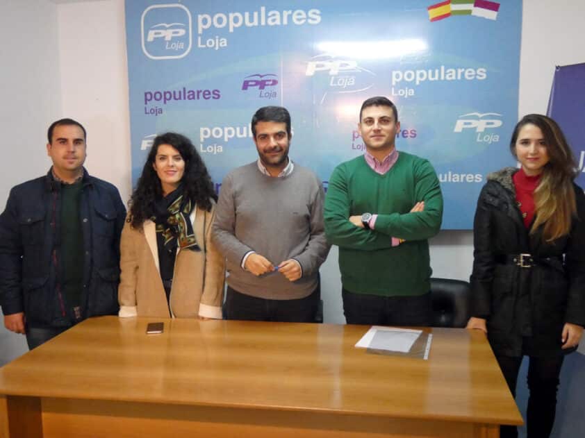 Representantes De Nuevas Generaciones Junto Al Presidente Local Del Pp Lojeño