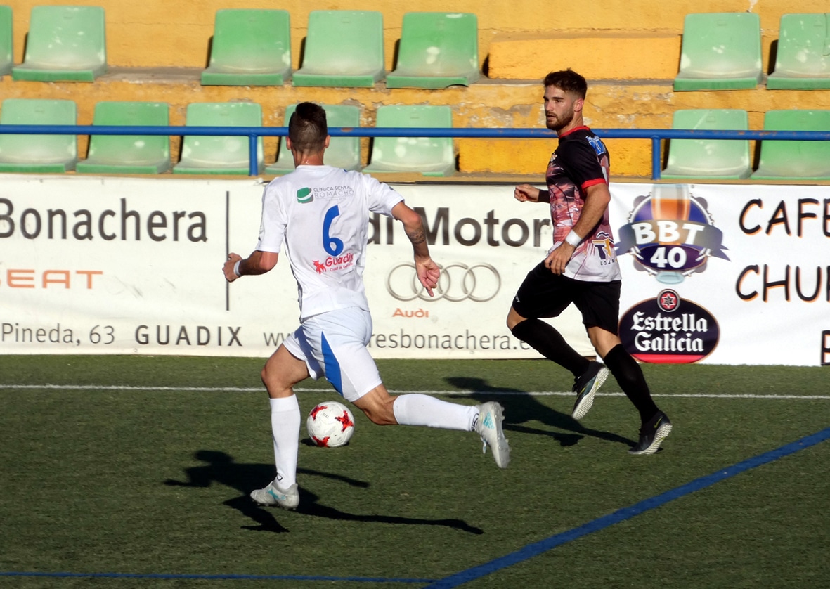 Álex Moreno Conduce El Balón Ante El Local Juanma Titos. Foto: Paco Castillo.