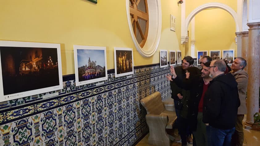 Alcalde, Concejales, Presidente De La Agrupación Y Fotógrafo En La Inauguración De La Muestra.