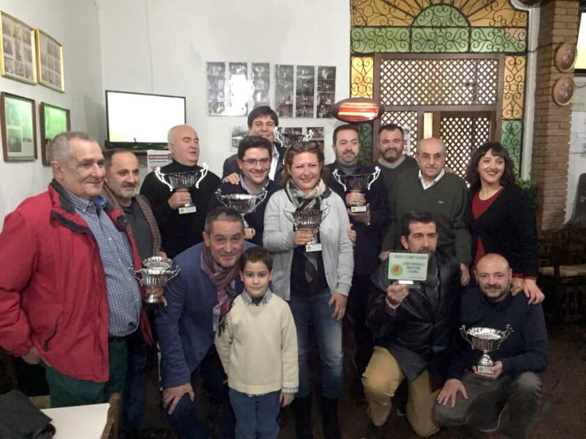 Las Parejas Premiadas Posan Con Sus Trofeos A La Conclusión Del Torneo.