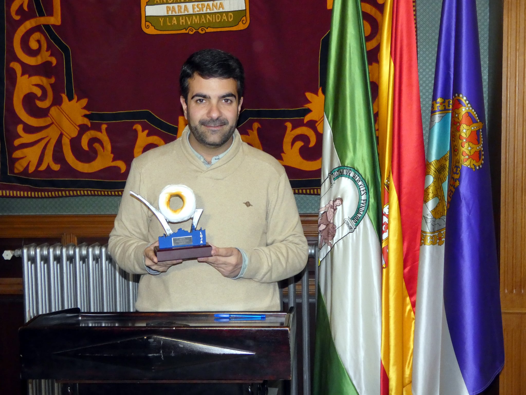 El Alcalde De Loja, Joaquín Camacho, Con El Trofeo Del Rosco De Loja