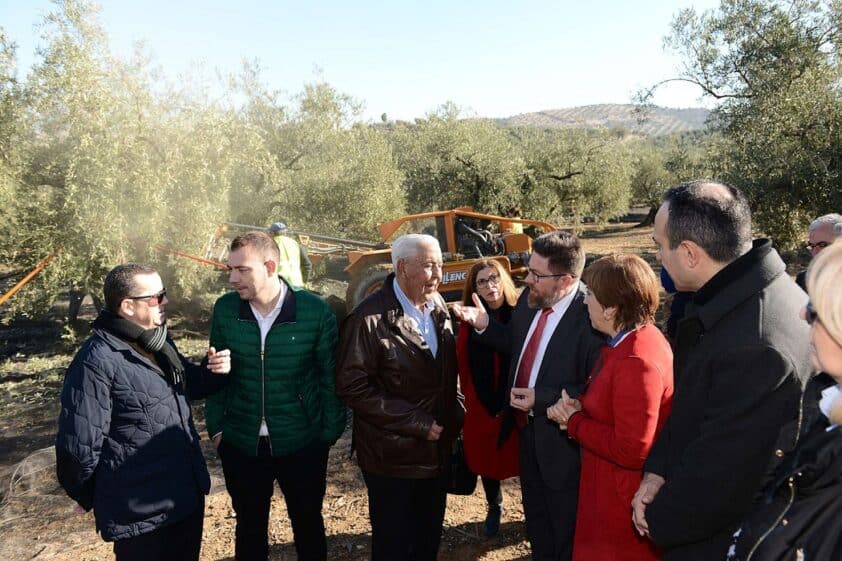 Sánchez Haro Departe Con El Presidente De San Isidro Junto A Otros Representantes Públicos.