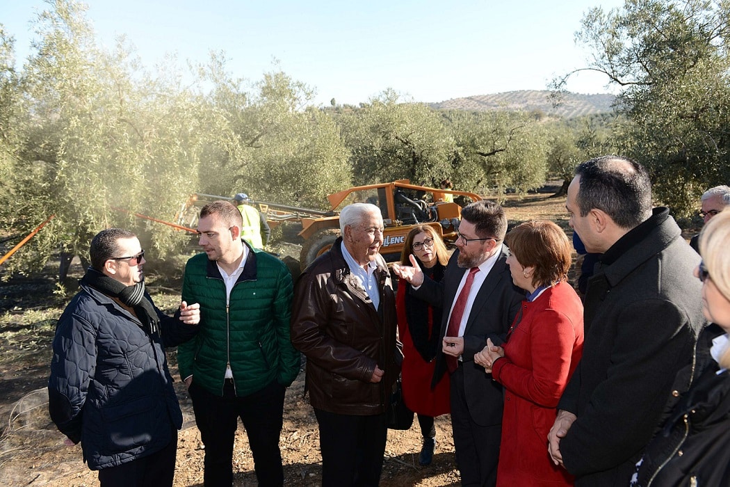 Sánchez Haro Departe Con El Presidente De San Isidro Junto A Otros Representantes Públicos.