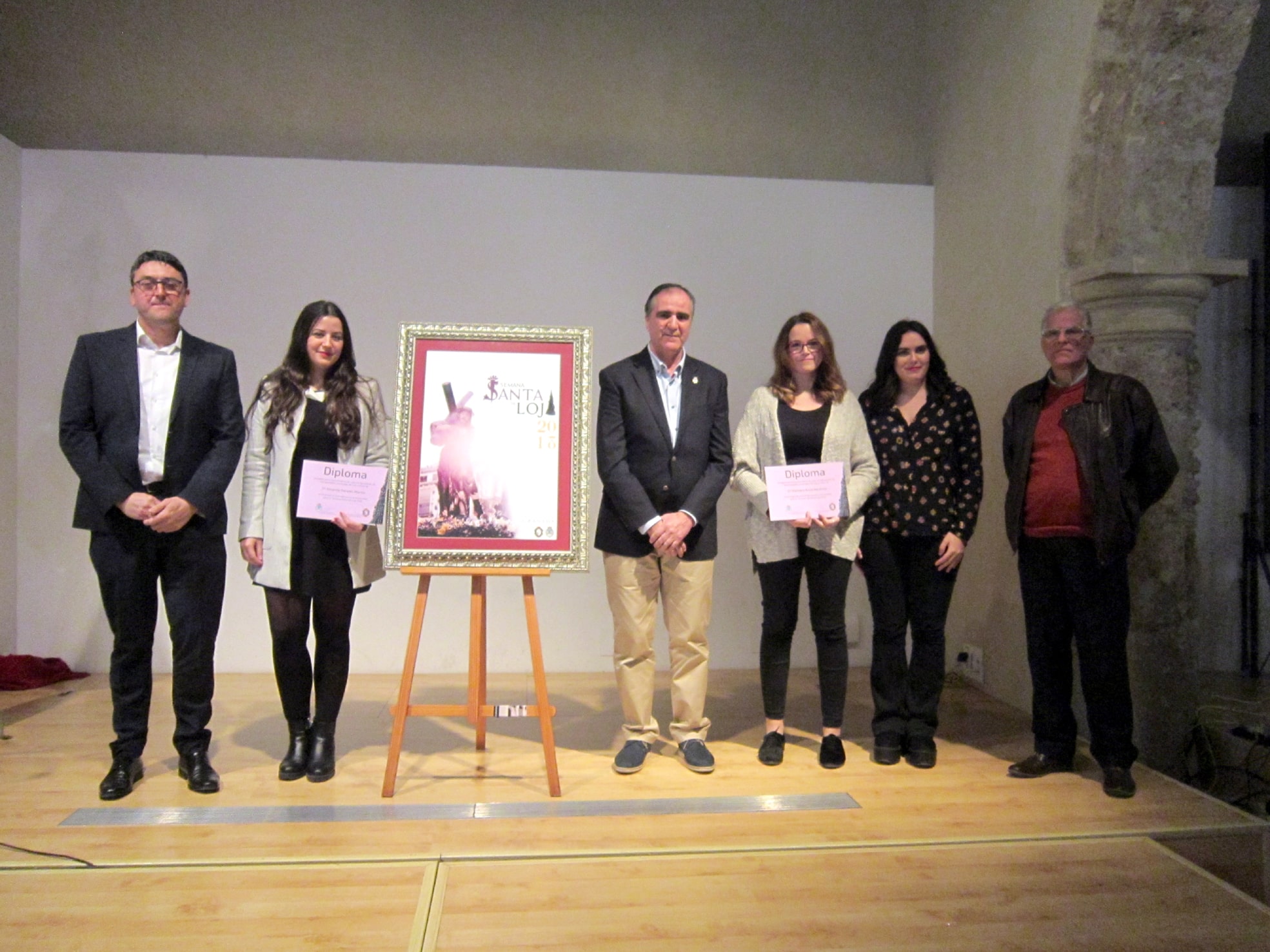 Los Cuatro Participantes En El Concurso Junto Al Cartel Ganador. Foto: Calma.