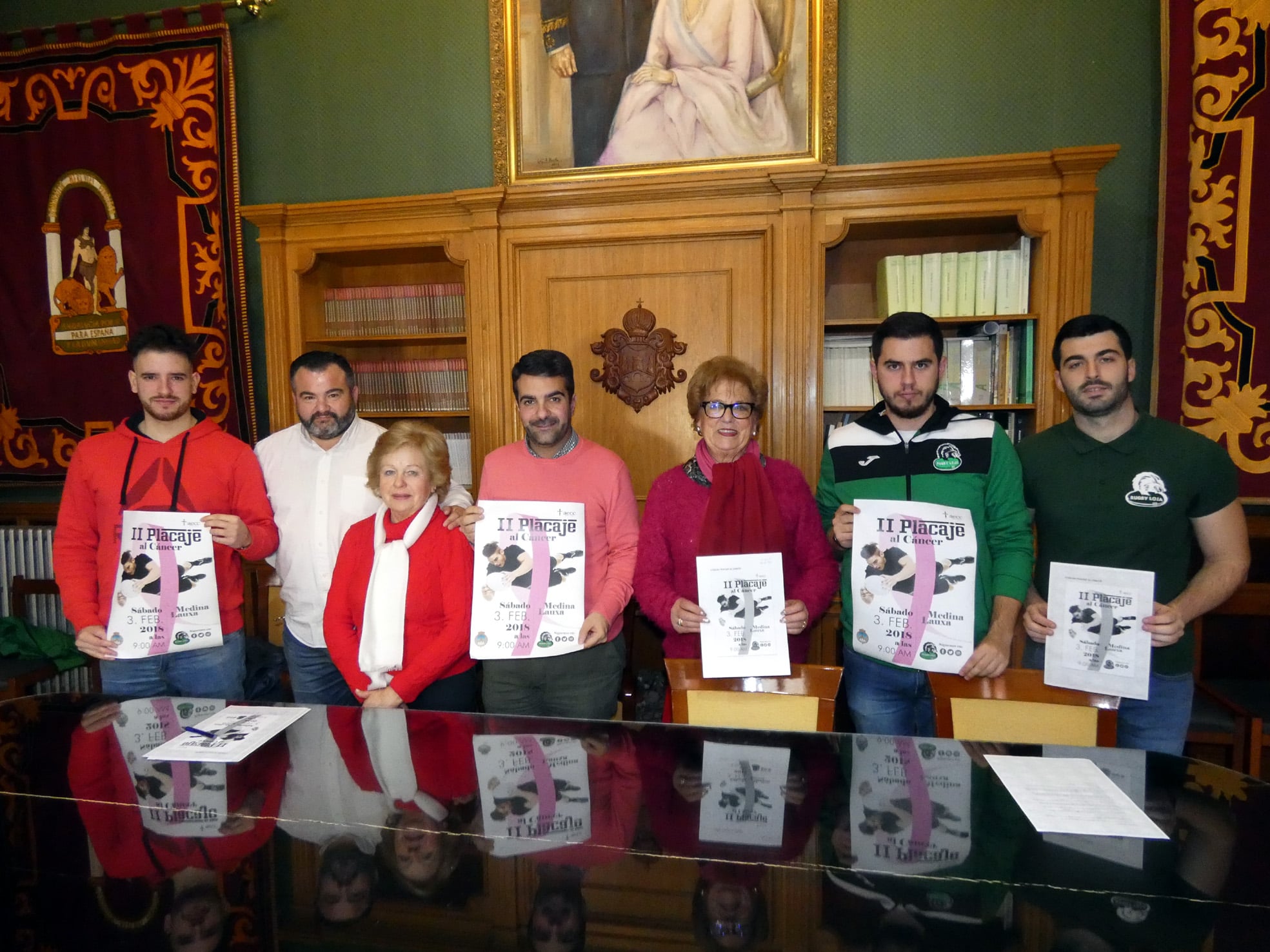 Representantes Municipales, Del Club De Rugby Y De La Asociación Contra El Cáncer Con El Cartel Del