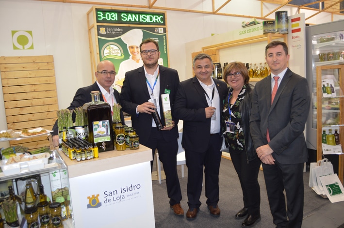 Estand Y Representantes De Cooperativa De San Isidro En La Capital Alemana.