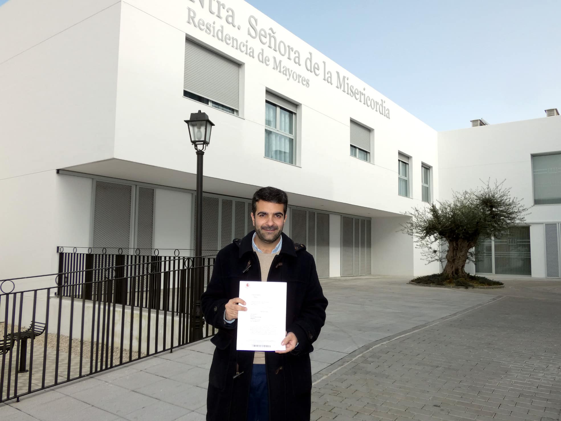 Joaquín Camacho Muestra La Sentencia Contra Barquero A Las Puertas De La Residencia.