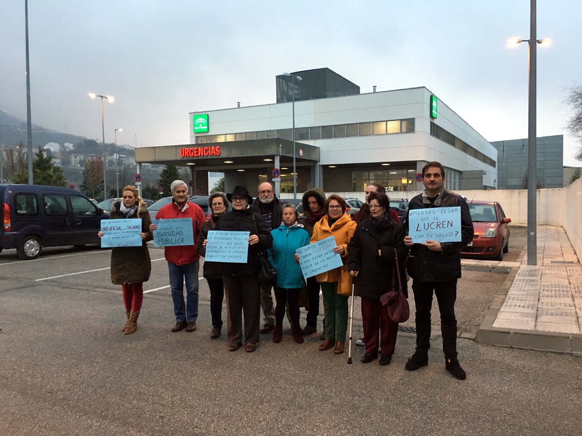 Miembros De La Plataforma En La Rueda De Prensa Ofrecida A Las Puertas Del Hospital Lojeño. A. Matas