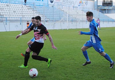 Fefo Pugna Por El Balón Con Un Jugador Del Motril. Foto: Mucho Deporte