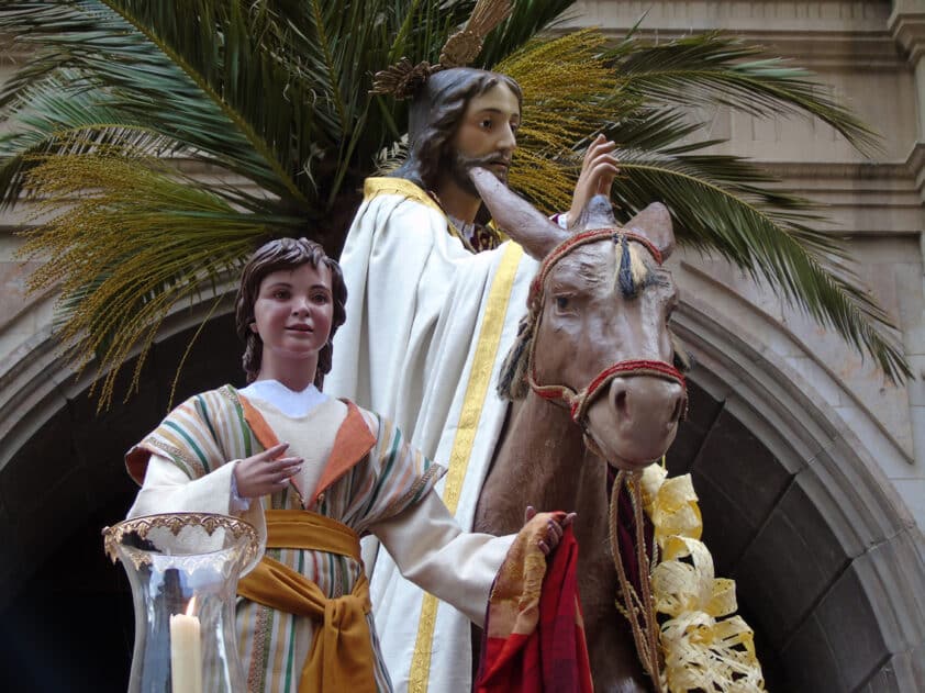 Nahara, La Niña Hebrea Que Acompaña A Jesús En Su Trono, Se Estrenó Este Año. Fotos: A.m.