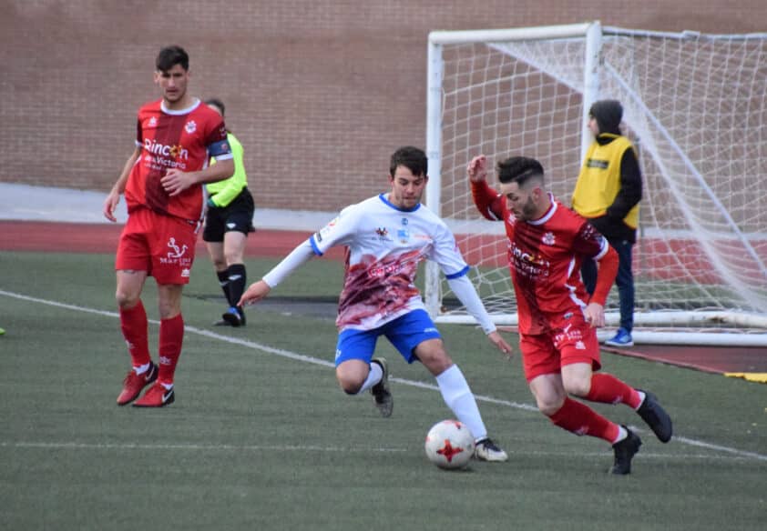 Juanfran Pugna Con Un Jugador Del Rincón Durante El Partido De Esta Tarde