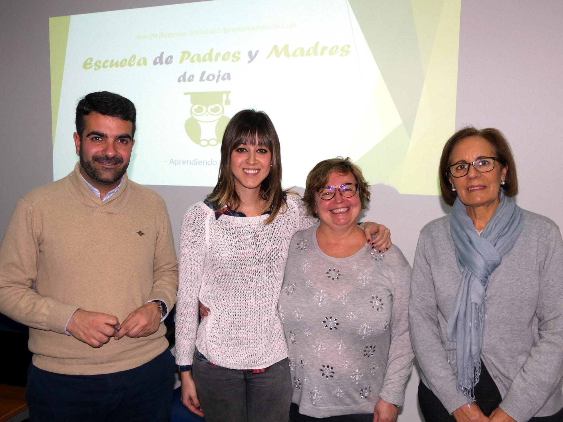 Alcalde Y Concejal De Servicios Sociales Junto A Las Educadoras De La Escuela De Padres