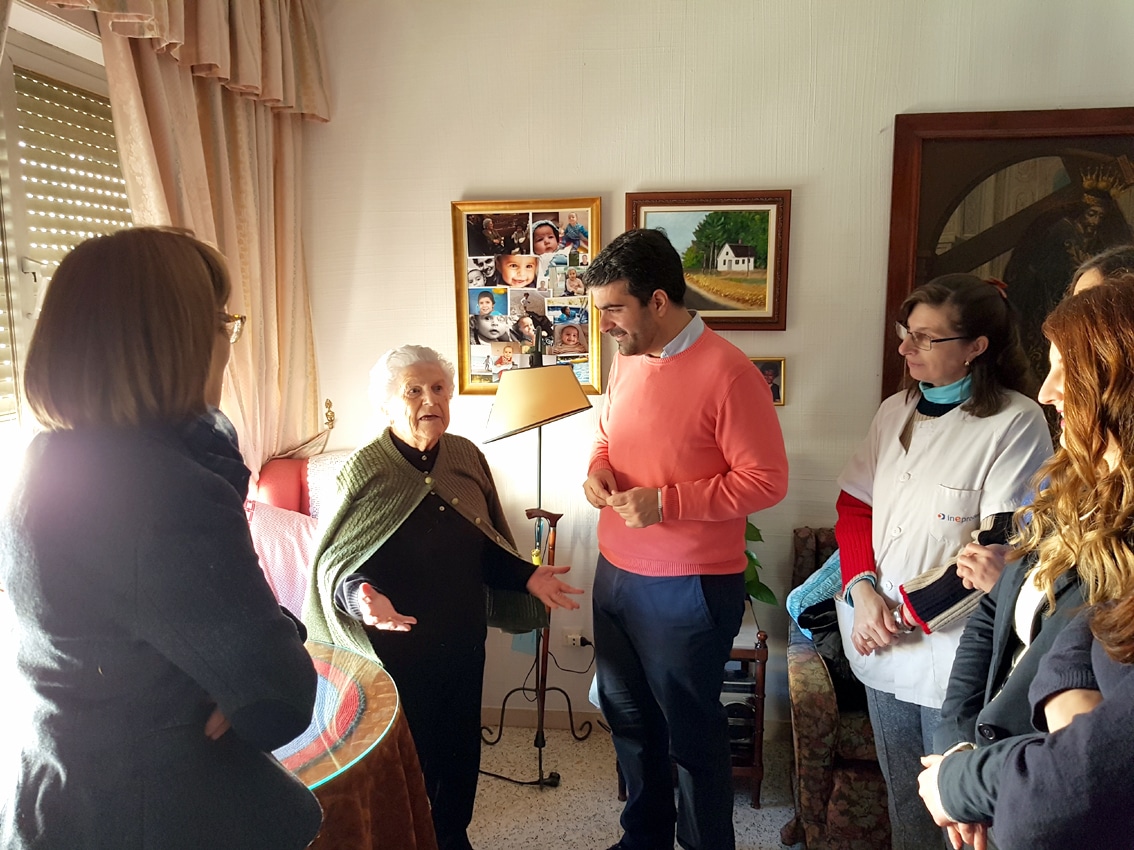 Rosario Muñoz Recibió En Su Casa La Visita Del Alcalde, La Concejal Y Las Coordinadoras Del Servicio