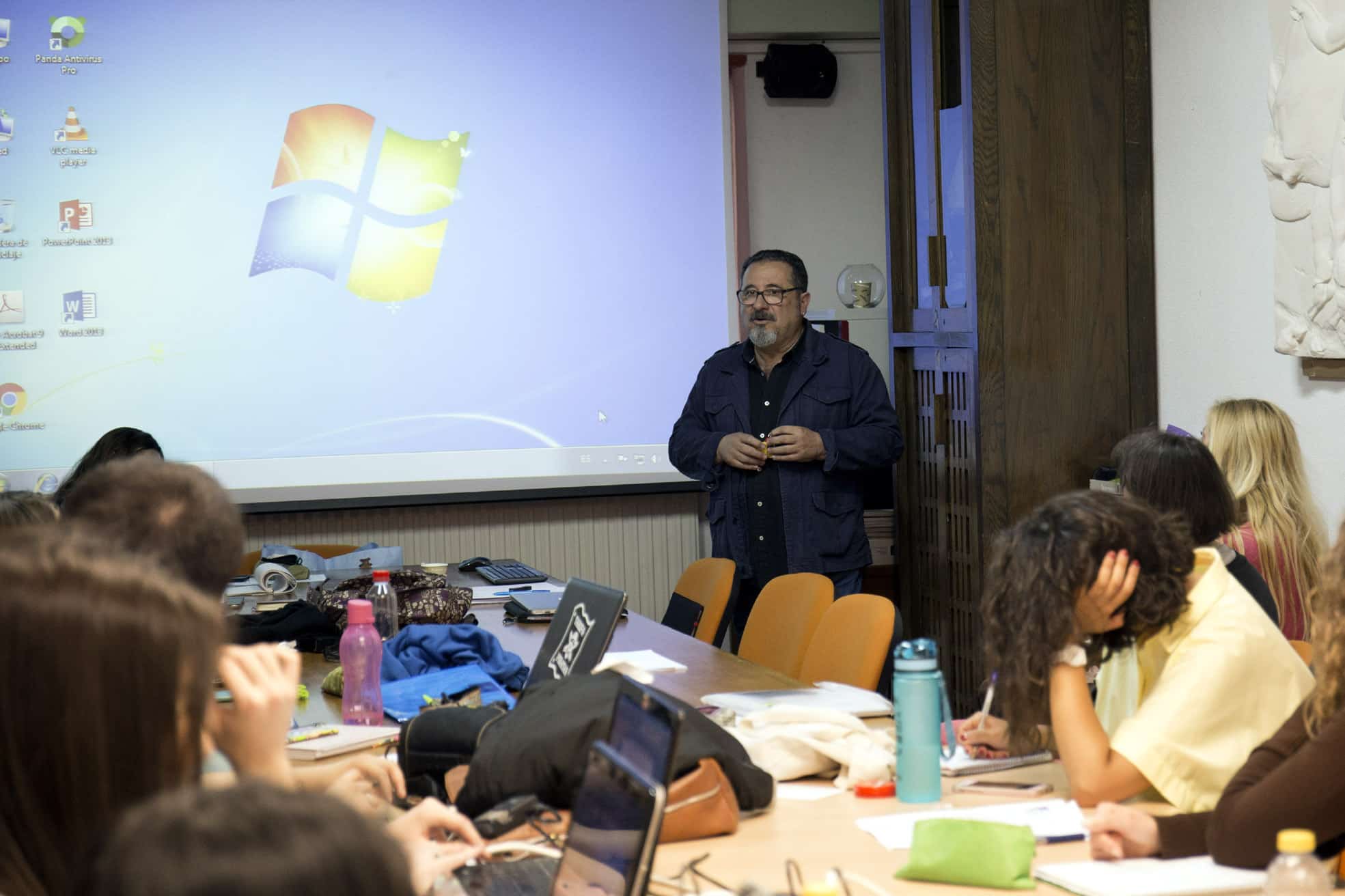 Juan María Jiménez Dirigiéndose A Alumnos Del Máster Universitario En Artes Visuales