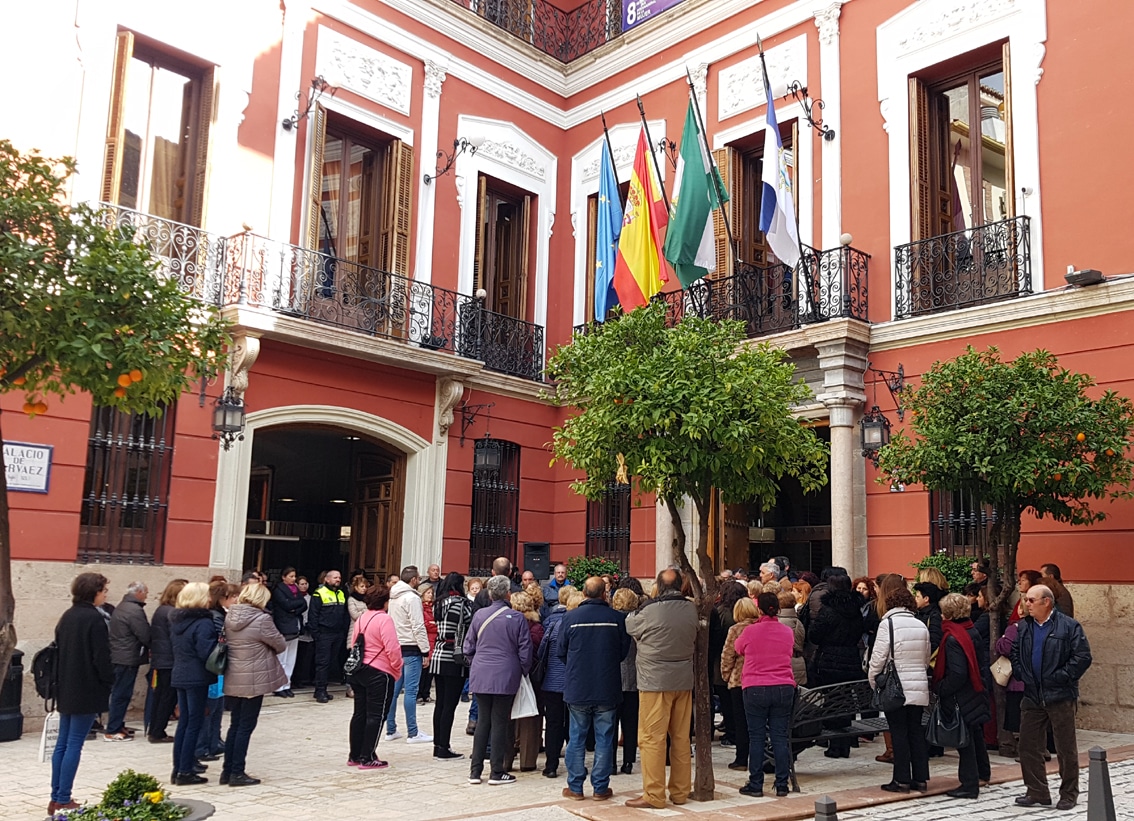 Minuto De Silencio A Las Puertas Del Consistorio Lojeño. Jorge Águila.