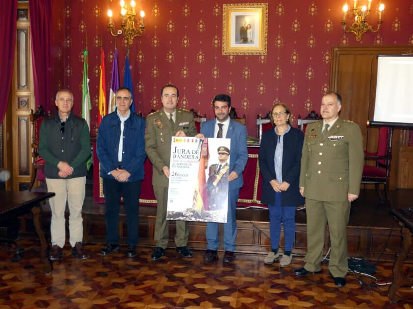 Representantes Del Ejército De Tierra Y Gobierno Local Durante La Presentación Del Acto