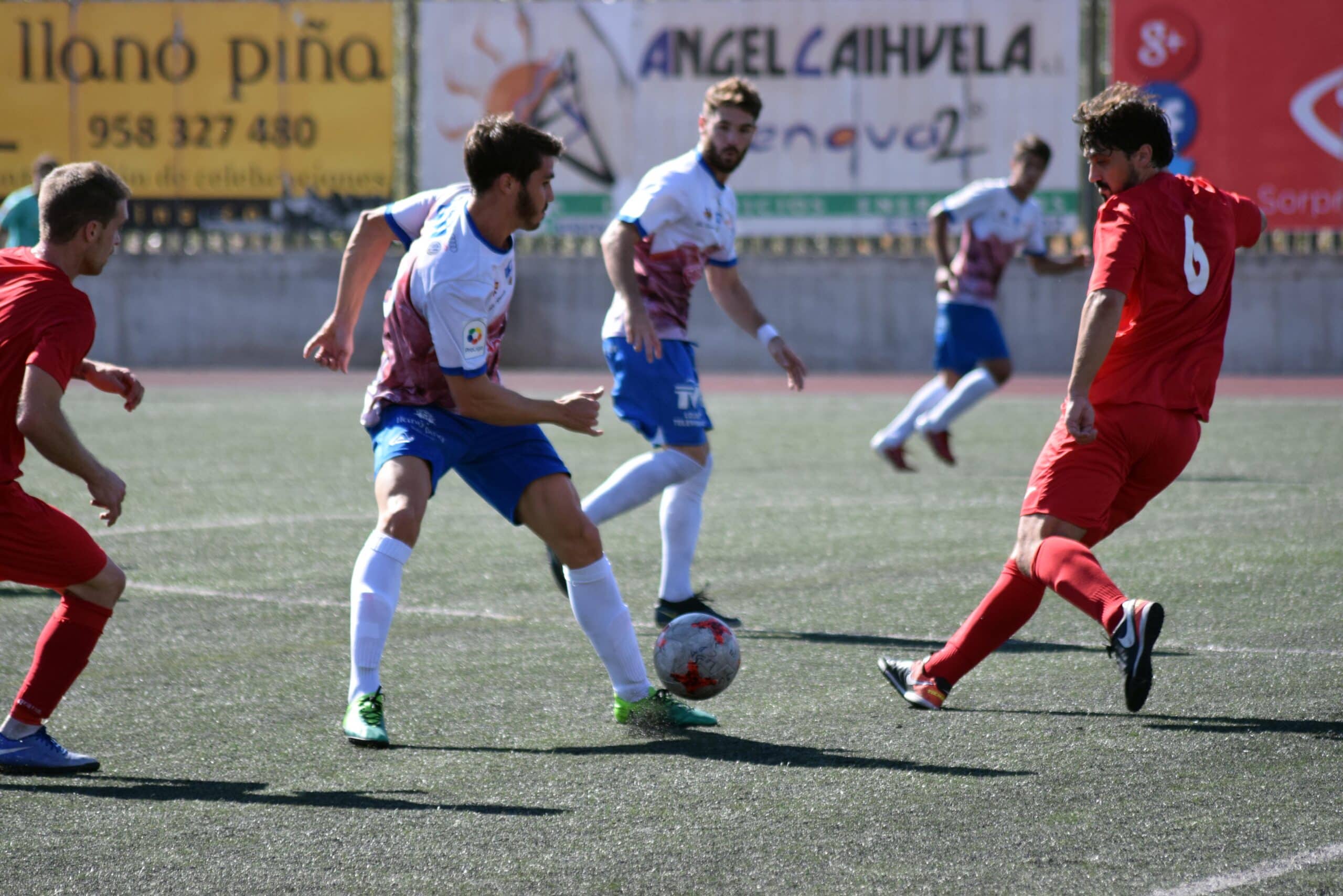 Lolo Armario Intenta Controlar El Balón En El Partido De La Primera Vuelta Ante El Motril