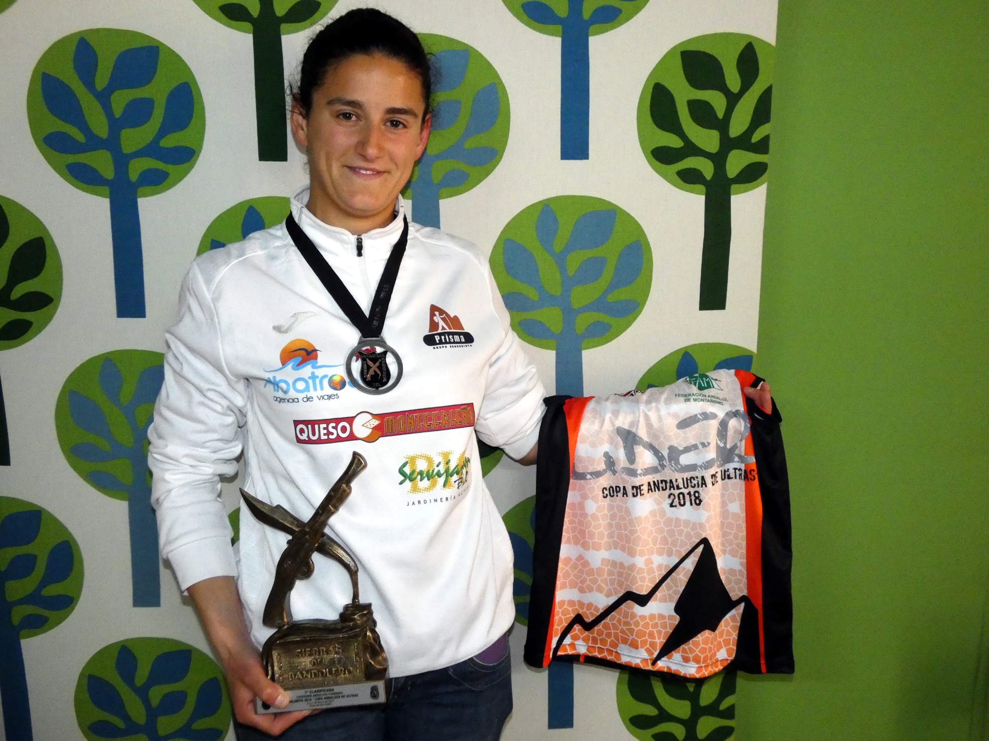 Beatriz Calvo Con El Trofeo Y La Medalla Obtenidos Tras Su Triunfo En La Prueba.