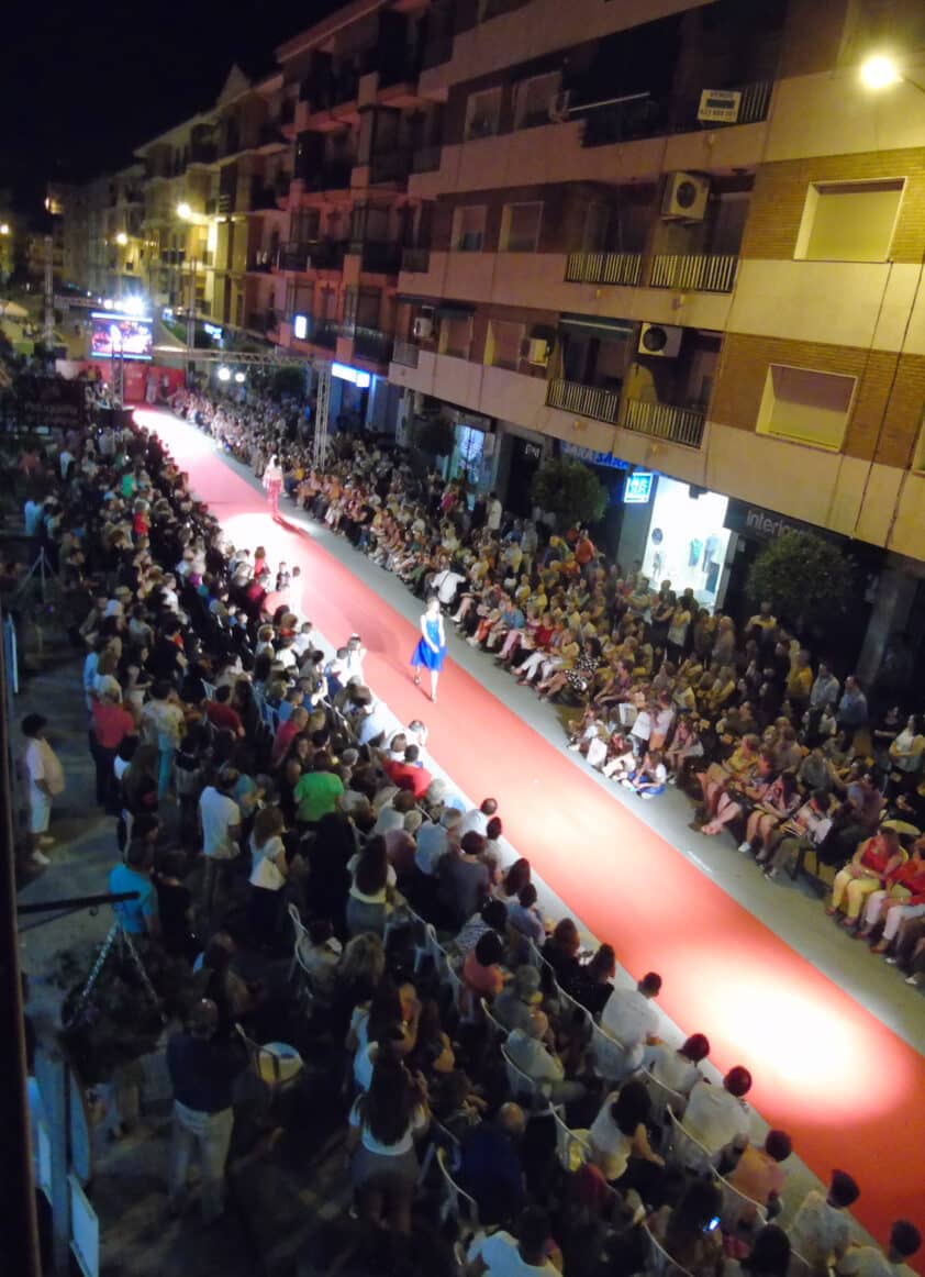 Sobre Una Espectacular Alfombra Roja De 80 Metros Desfilaron Los Modelos. Foto: Calma