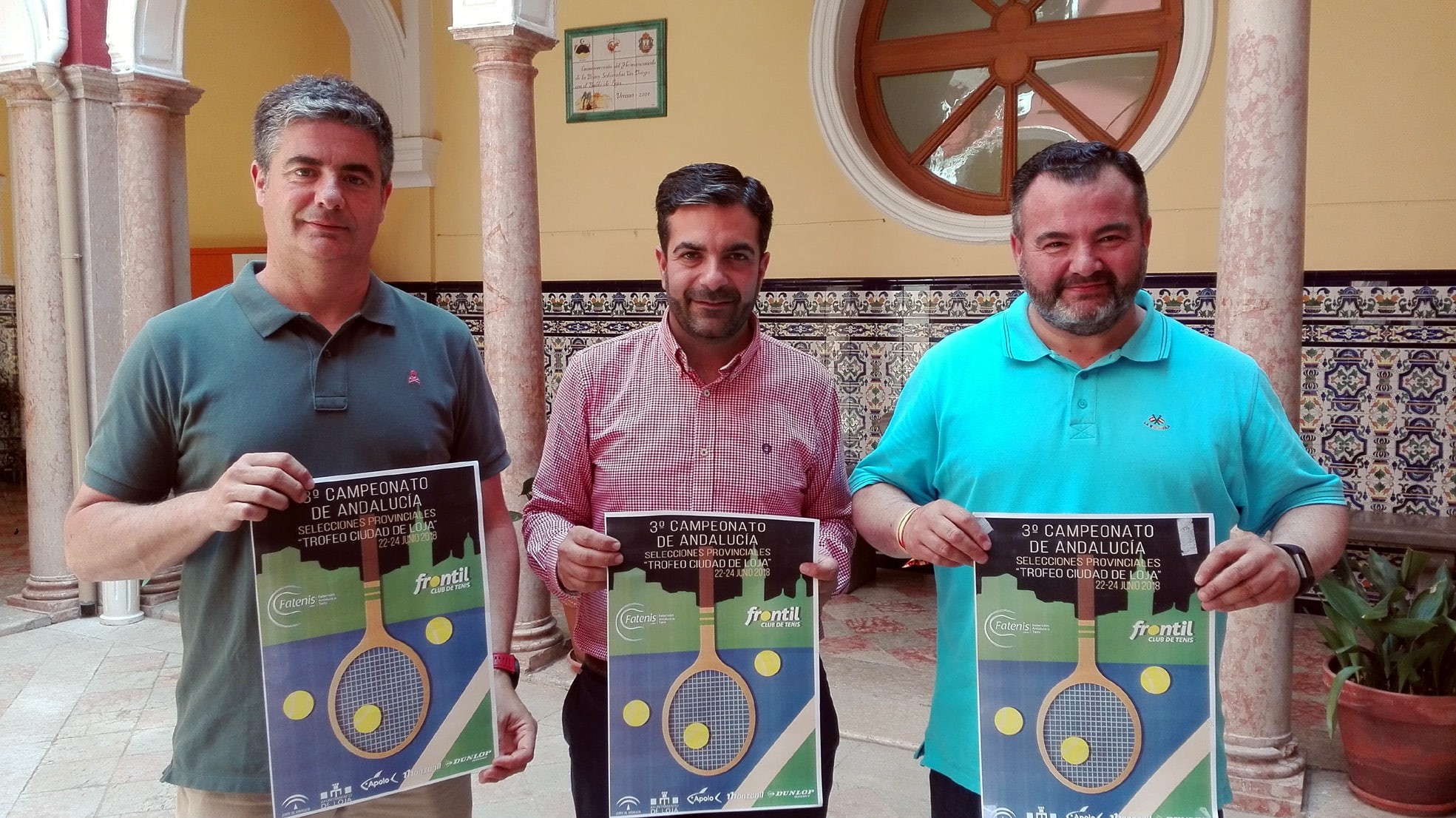 Alcalde Y Concejal De Deportes Junto Al Presidente Del Ct Frontil, Con El Cartel Del Evento.